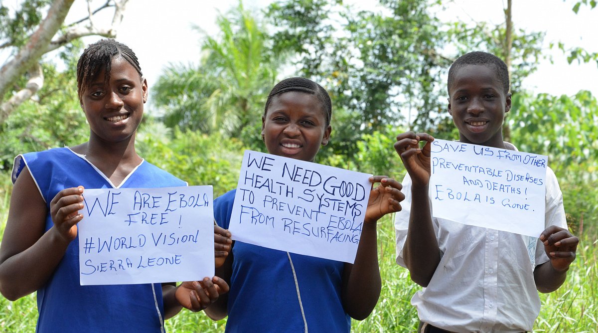 Kinder in Sierra Leone feiern das Ende von Ebola.