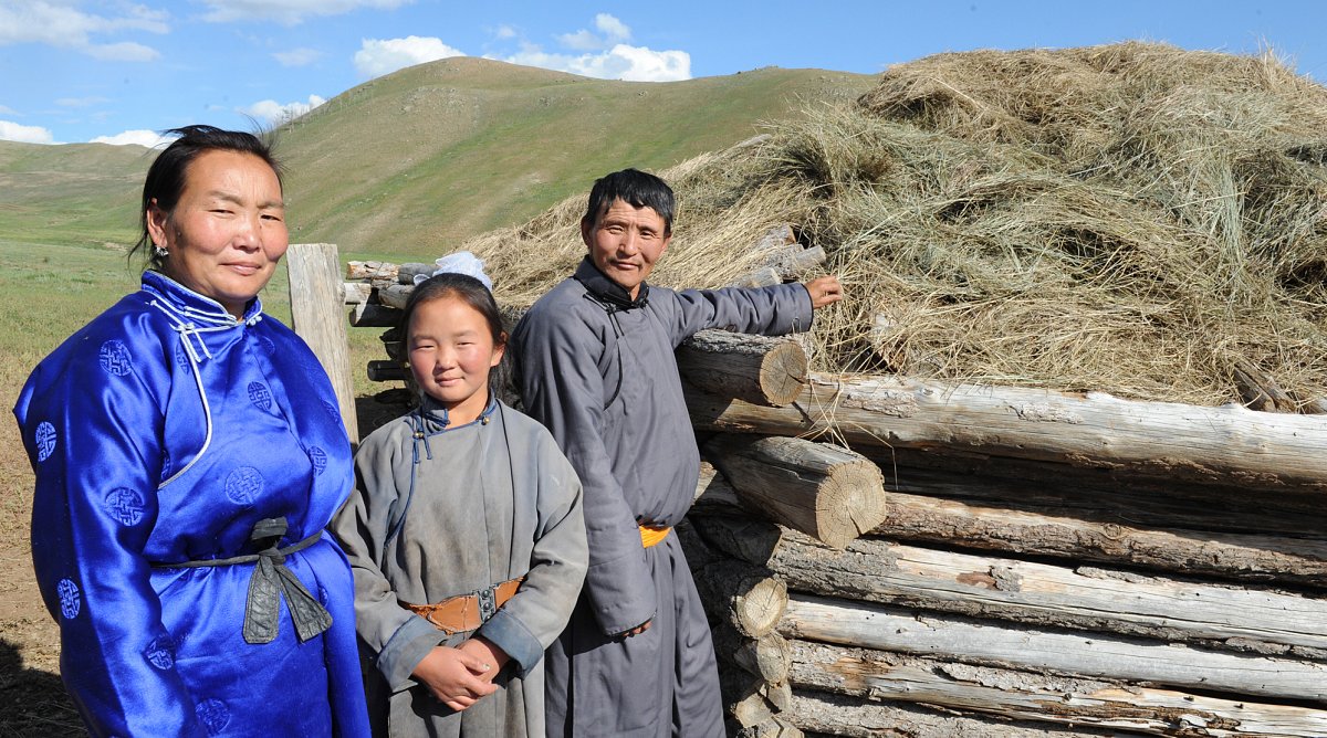 Bayanbaatar in der Mongolei mit seiner Frau und der jüngsten Tochter vor seiner Hütte.