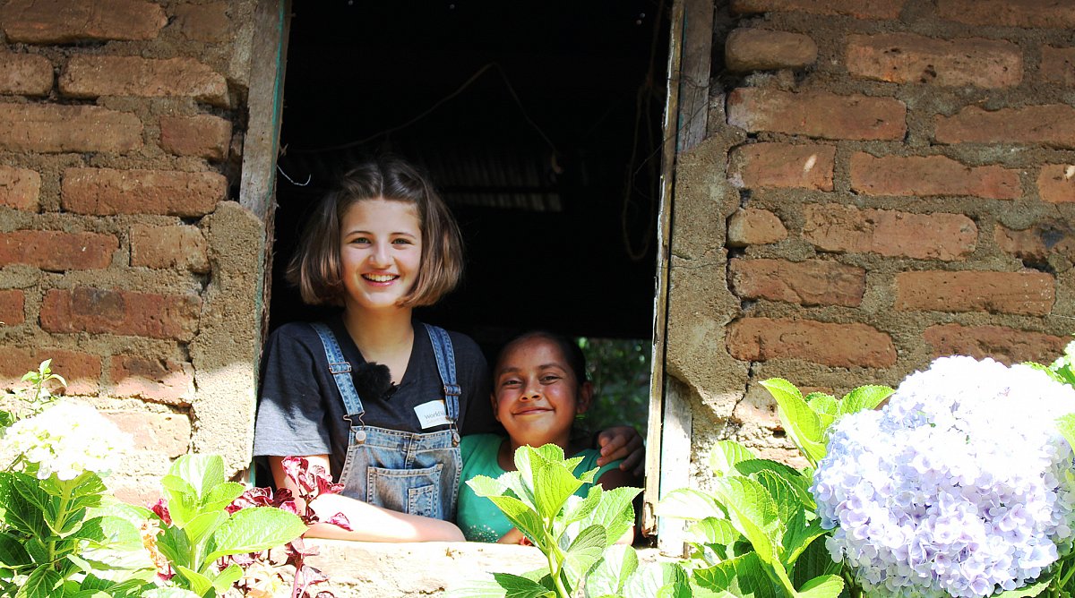 Emma Schweiger mit Maedchen in Nicaragua