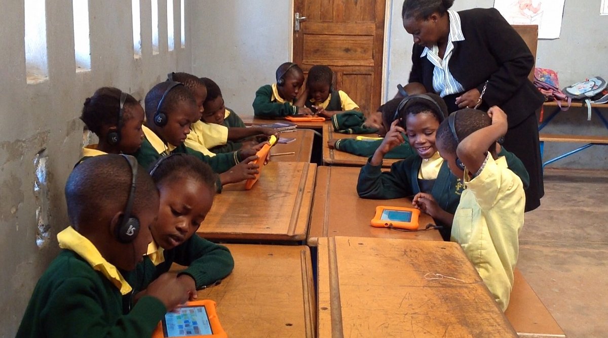 Kinder in Sambia lernen mit Tablets in der Schule.