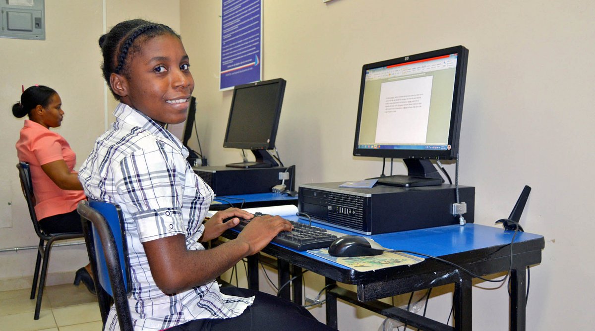 Mädchen in der Dominikanischen Republik nimmt an einem Computerkurs von World Vision teil.