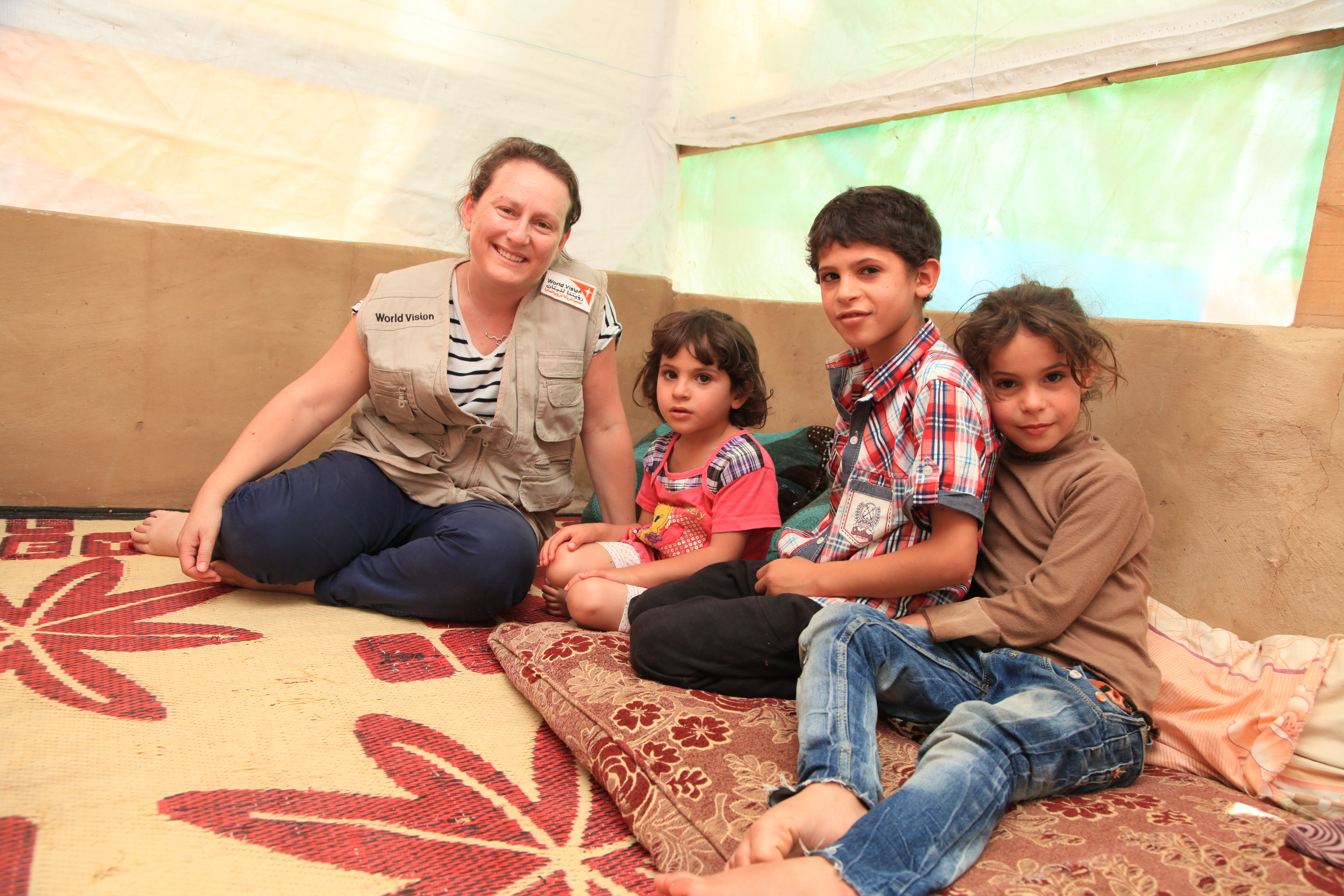 Suzy Sainovski mit syrischen Flüchtlingen.