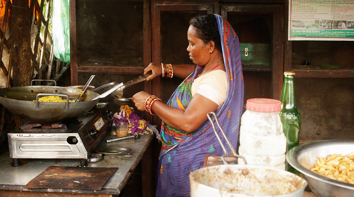 Frau in Küche in Nepal.