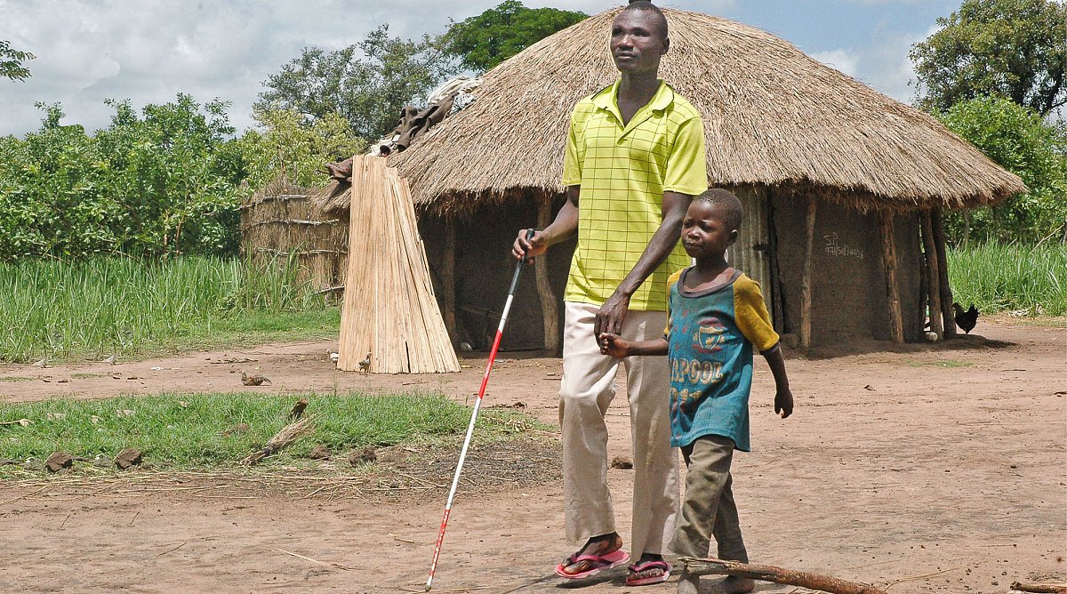 Sohn und blinder Vater in Uganda.