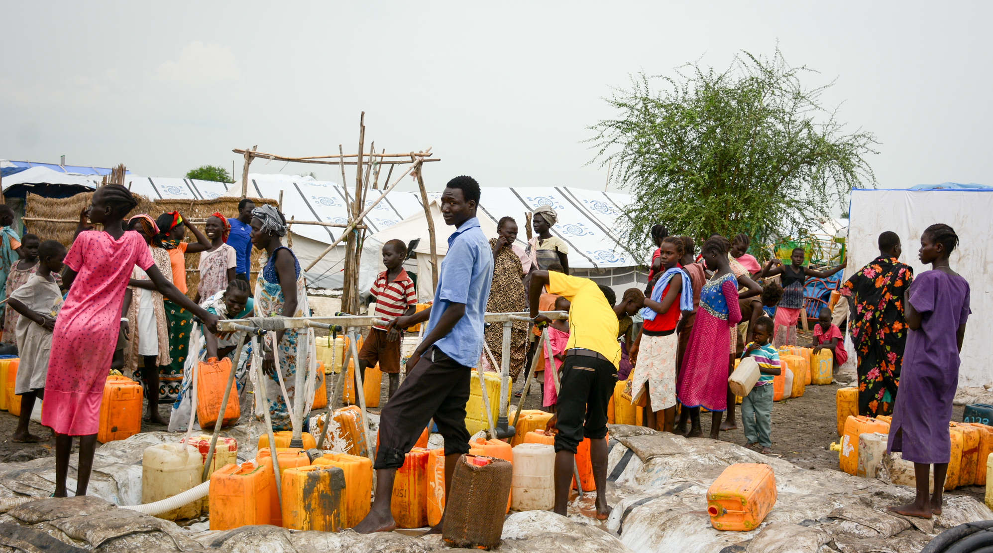 Die hygienischen Bedingungen in den Flüchtlingscamps sind besorgniserregend. World Vision sorgt für Zugang zu sauberem Trinkwasser, baut Sanitäranlagen und führt Hygieneschulungen durch.