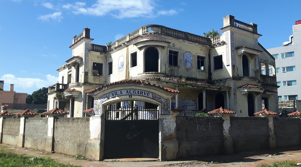 Verfallene Villa aus der portugiesischen Kolonialzeit.