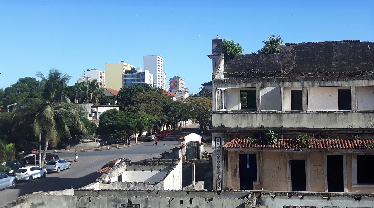 In Maputo stehen alte verfallene Häuser neben modernen Wolkenkratzern.