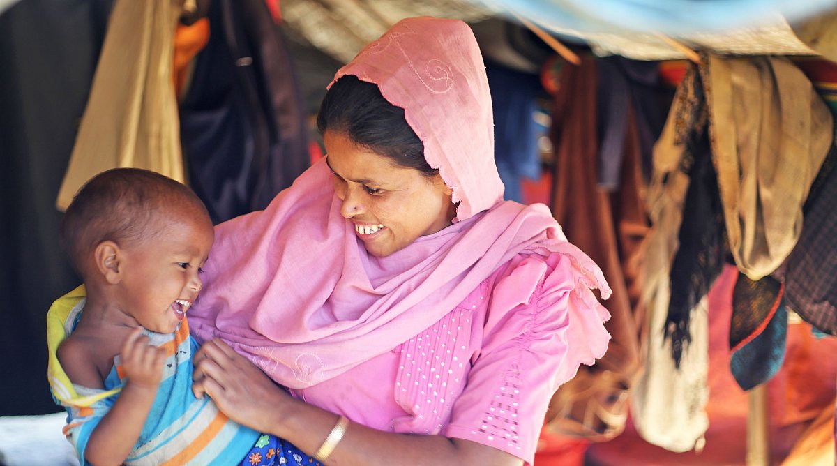 Mutter mit Kind im Arm in Bangladesch.