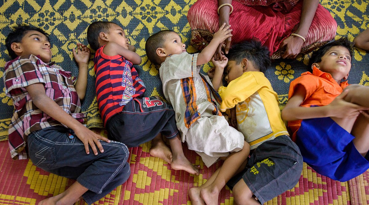 Nach dem Hören einer Geschichte machen die Kinder einen Mittagsschlaf in der Kinderschutzzone.