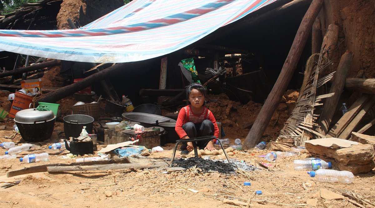 Das Haus der achtjährigen Shirui und ihrer Familie wurde beim Erdbeben komplett zerstört. Jetzt lebt die Familie in einem provisorischen Zelt vor den Trümmern.