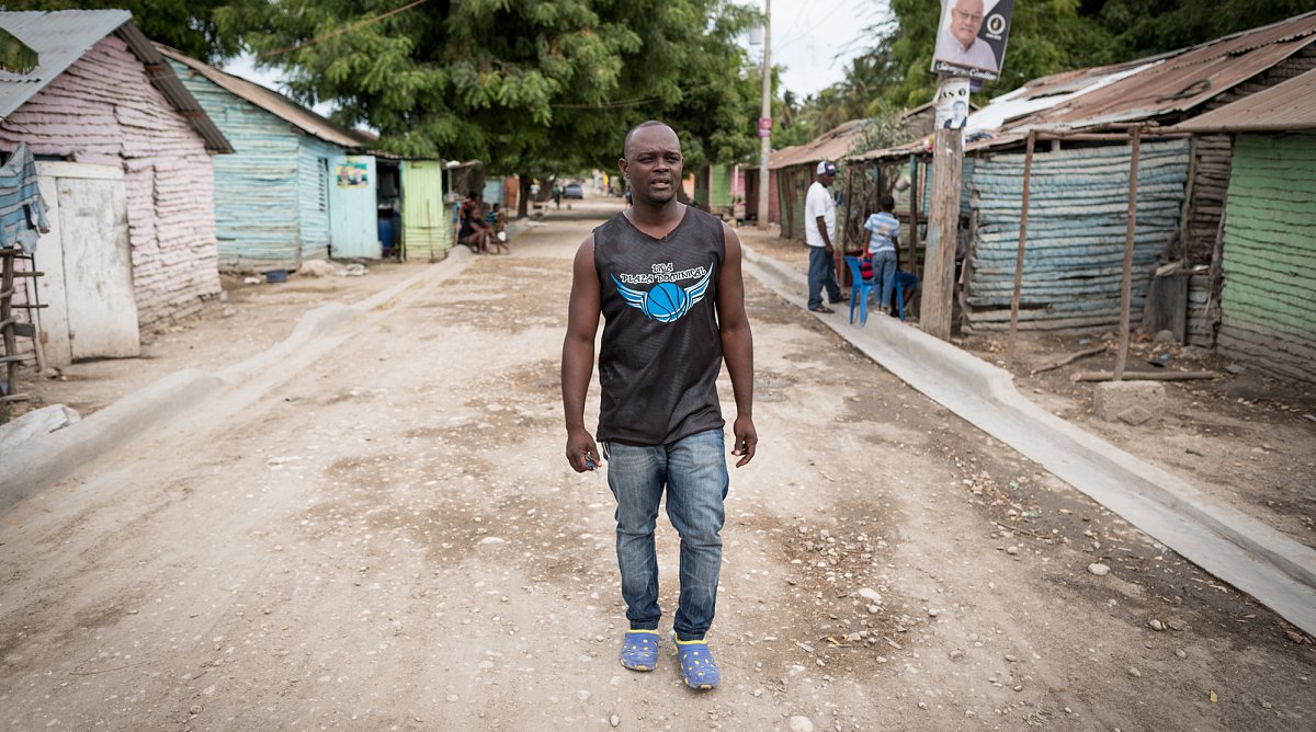 Arzt läuft durch Dorf in der Dominikanischen Republik