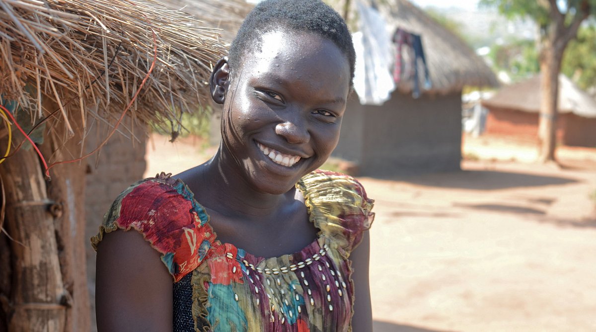 Junges Mädchen aus dem Südsudan vor ihrer Hütte in Bidi Bidi, Uganda.