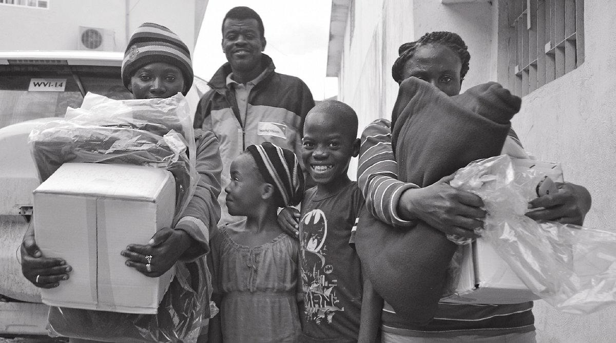 Familie mit Hilfsgütern in Haiti