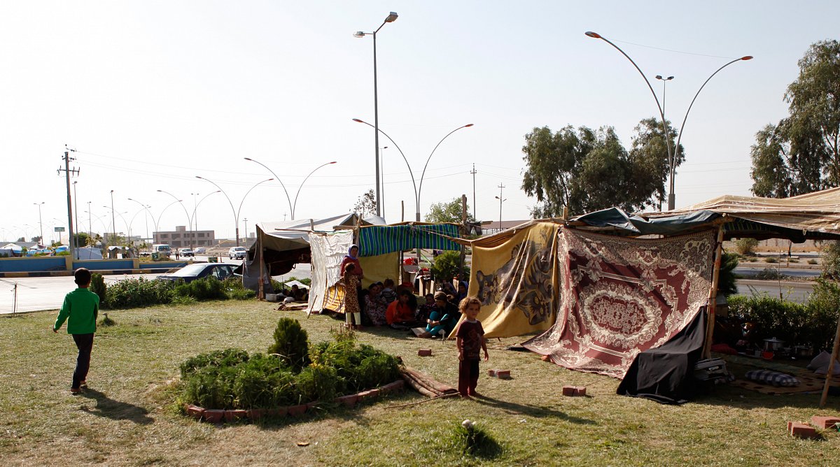 Viele Flüchtlinge bauen sich aus Teppichen, Blachen und Karton provisorische Hütten.