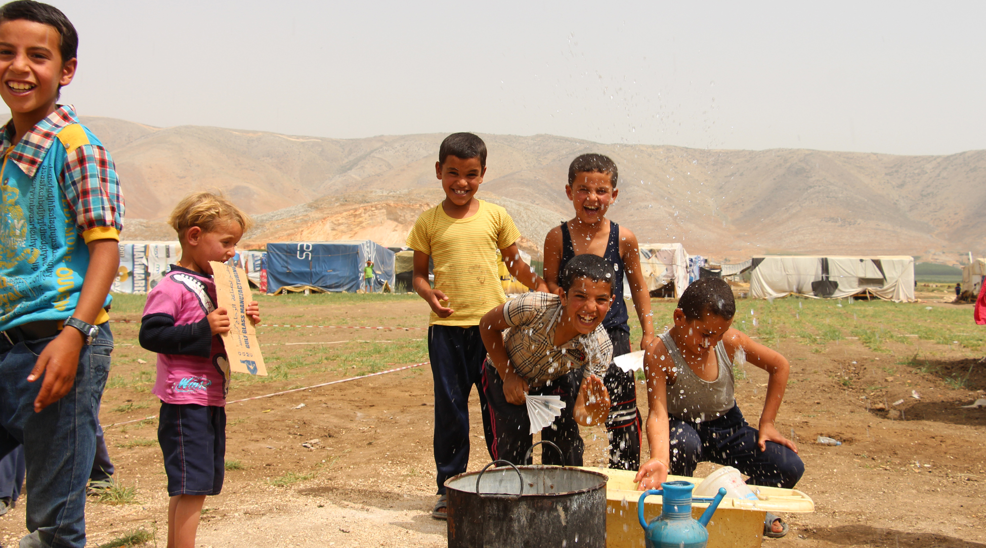 Die Wassertanks, welche World Vision gemeinsam mit UNICEF verteilt, werden rege genutzt