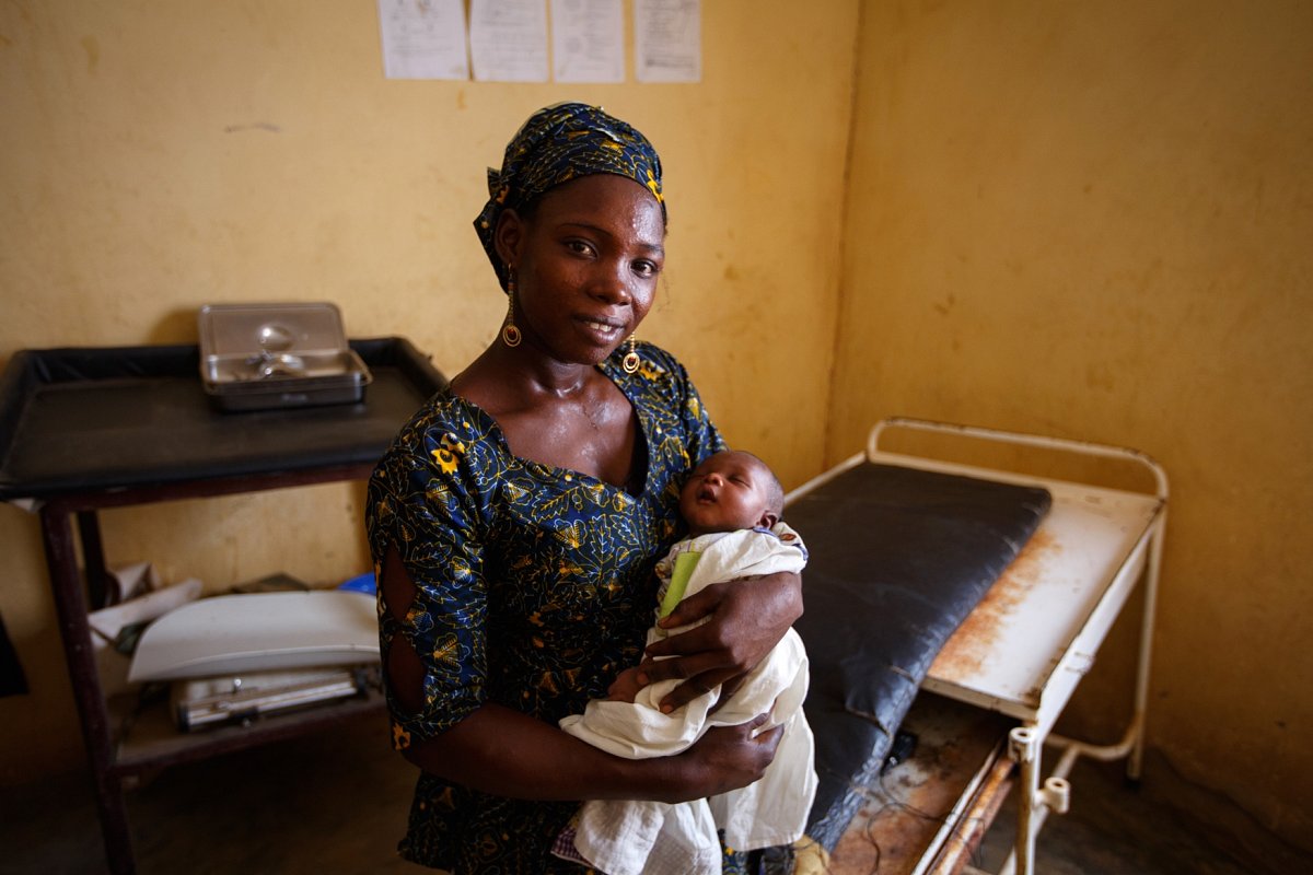 Frau in Mali mit Kind im Arm.