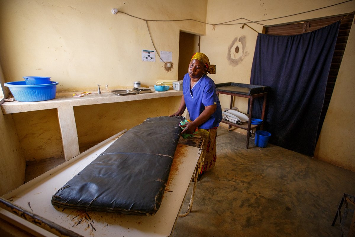 Gesundheitshelferin in Geburtenraum in Mali.