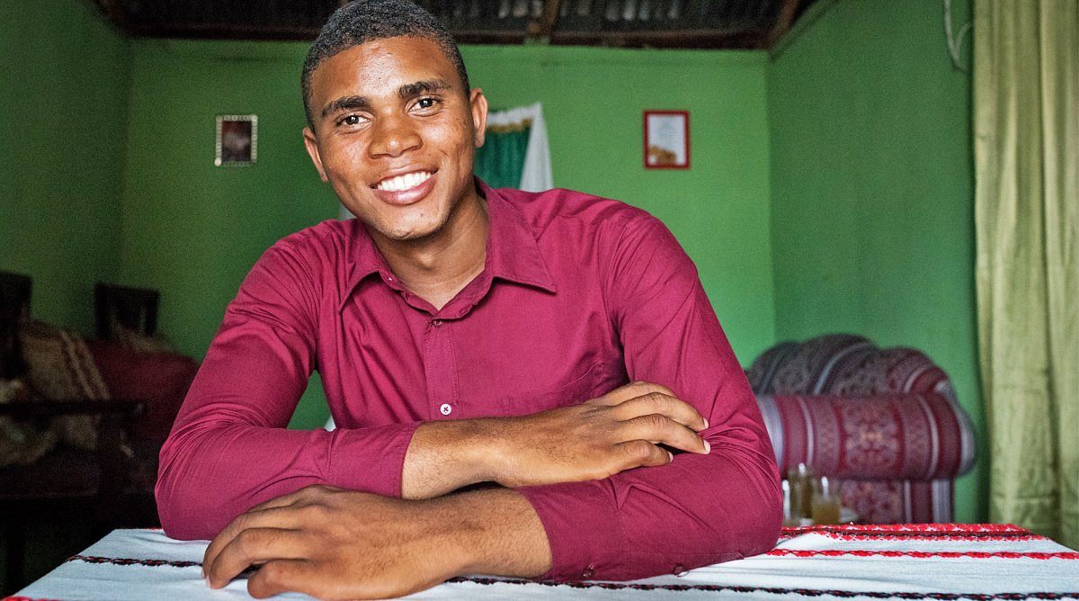 Junger Mann sitzend aus der Dominikanischen Republik.