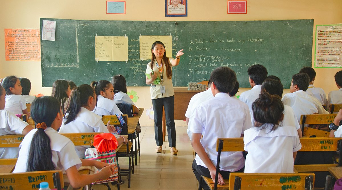Lehrerin vor Klasse in den Philippinen.