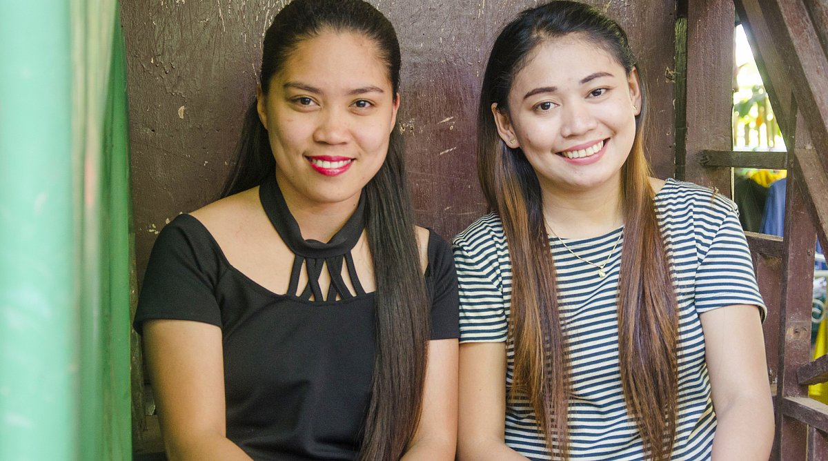 Zwei junge Frauen in den Philippinen.