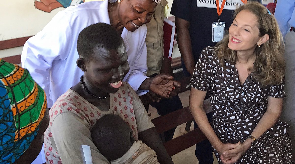 Jordanische Prinzessin mit Mutter und Baby in Gesundheitszentrum im Südsudan.
