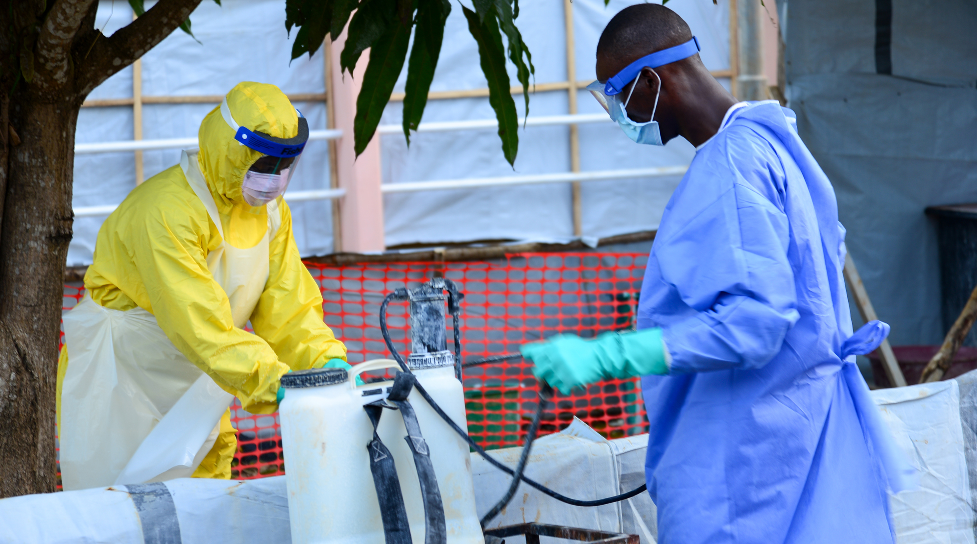 Gesundheitspersonal desinfiziert sich in einer medizinischen Einrichtung in Sierra Leone