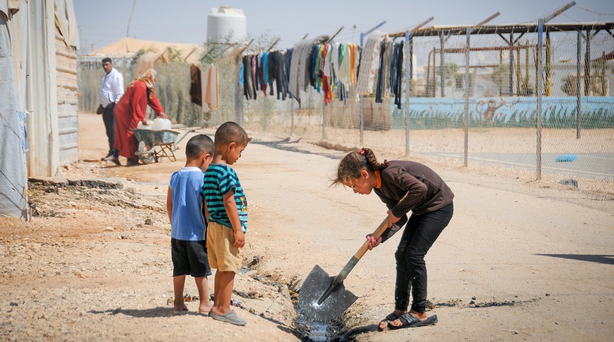 Strassen und Abwasserkanäle im Flüchtlingscamp Zaatari