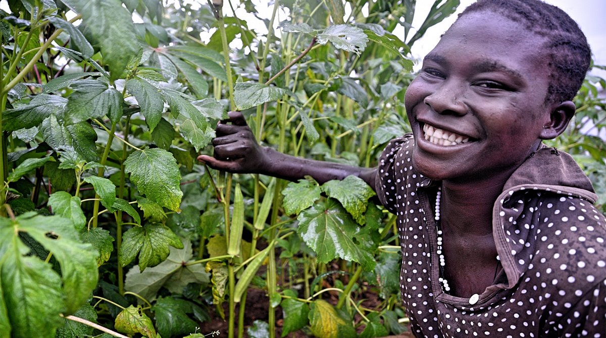 Mädchen in Gemüsefeld in Uganda.