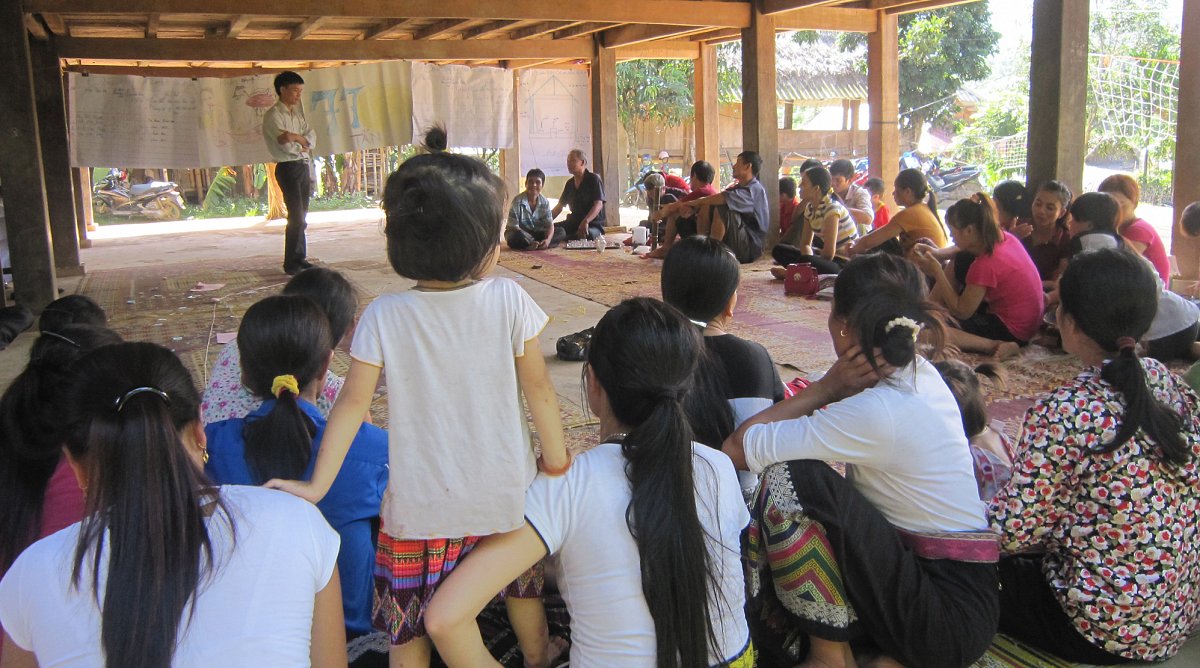Dorfgemeinschaft bei Hygieneveranstaltung in Vietnam