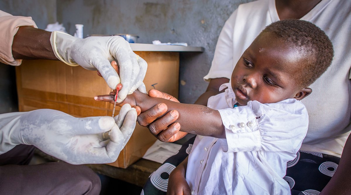 Kind aus Uganda im Spital bei der Blutentnahme