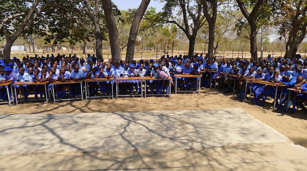 Schülerinnen und Schüler in Simbabwe