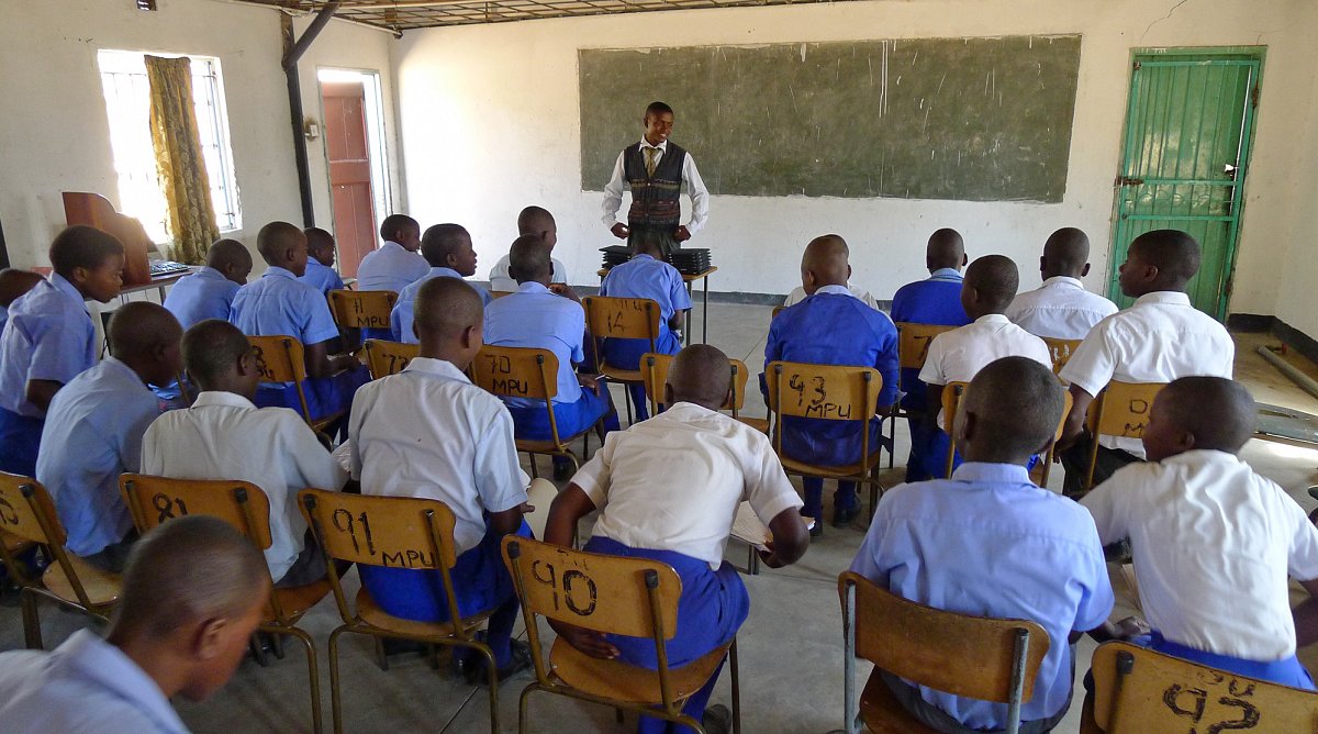 Schullektion mit den neuen iPads in Simbabwe