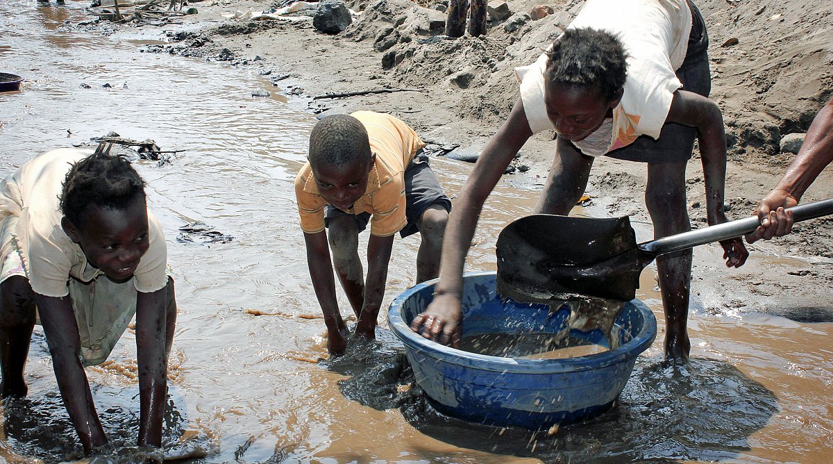 Kinder suchen Gold an einem Fluss