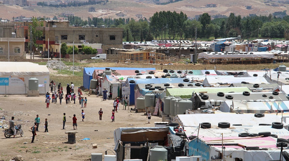 Viele syrische Flüchtlinge bauen sich mit Blachen und Wellblech provisorische Hütten