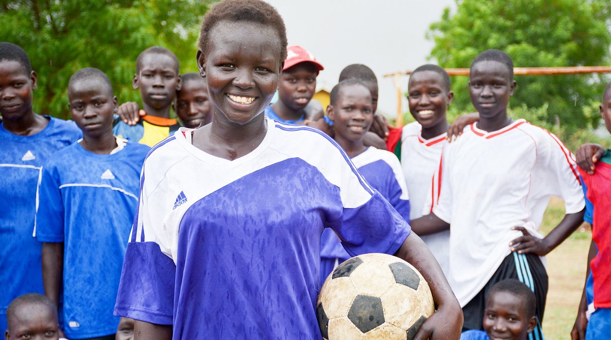 Mädchen mit Fussball im Südsudan