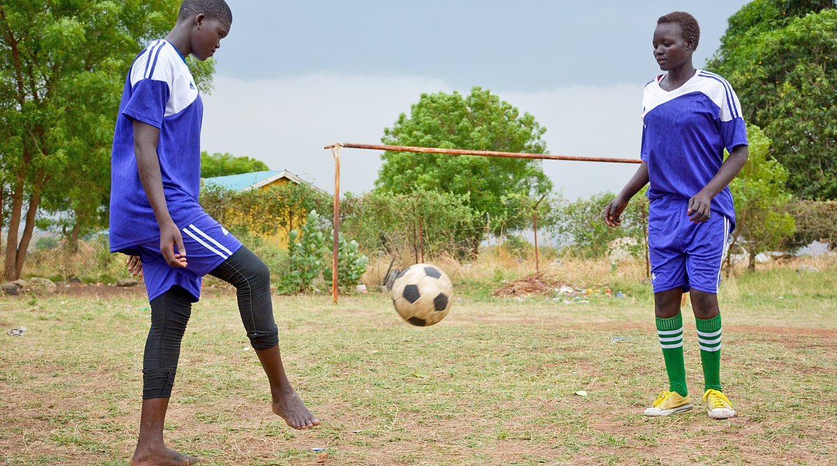 Zwei Mädchen spielen Fussball im Südsudan