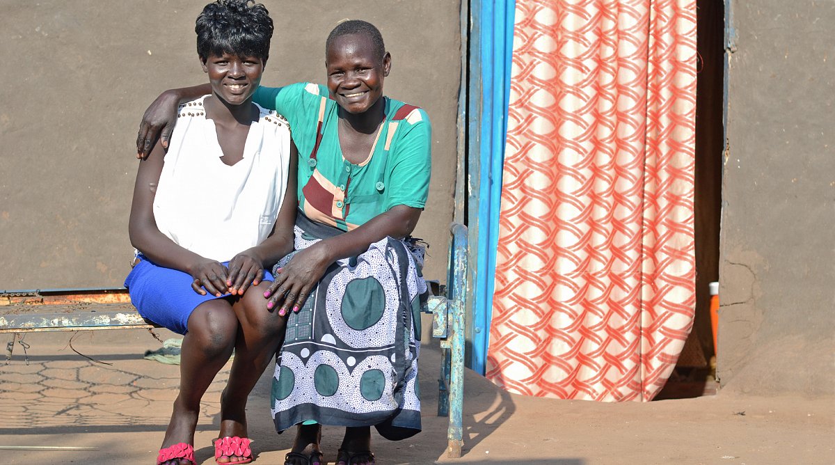 Mutter und Tochter vor ihrem Haus im Südsudan.