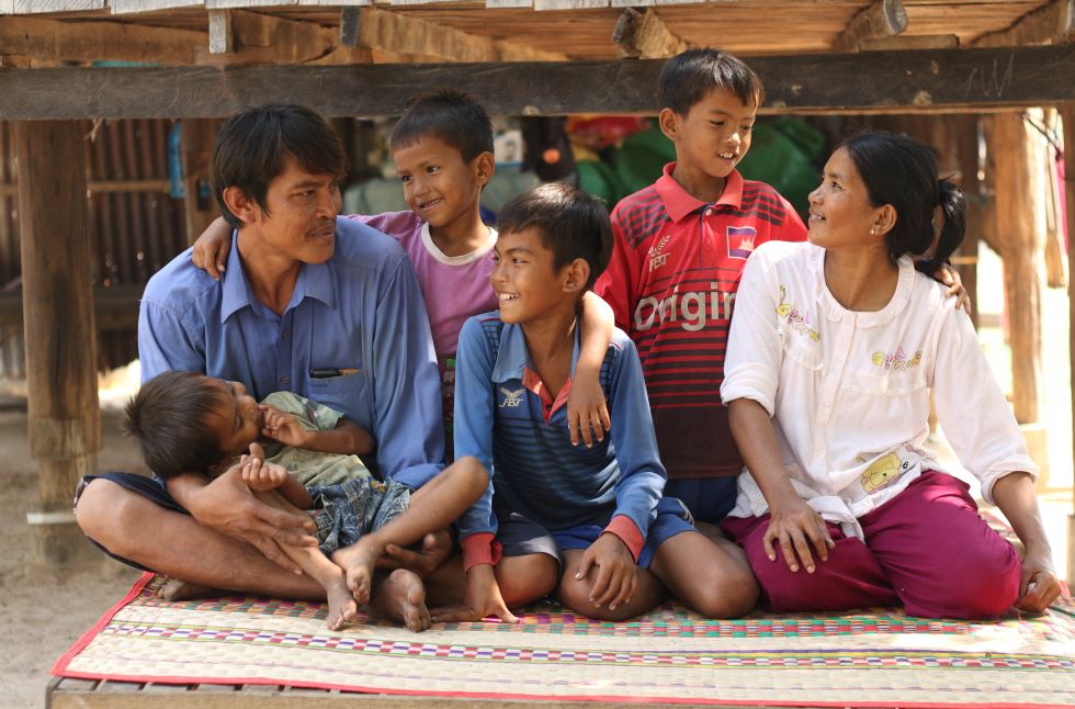 Eine Familie mit vier Söhnen aus Kambodscha