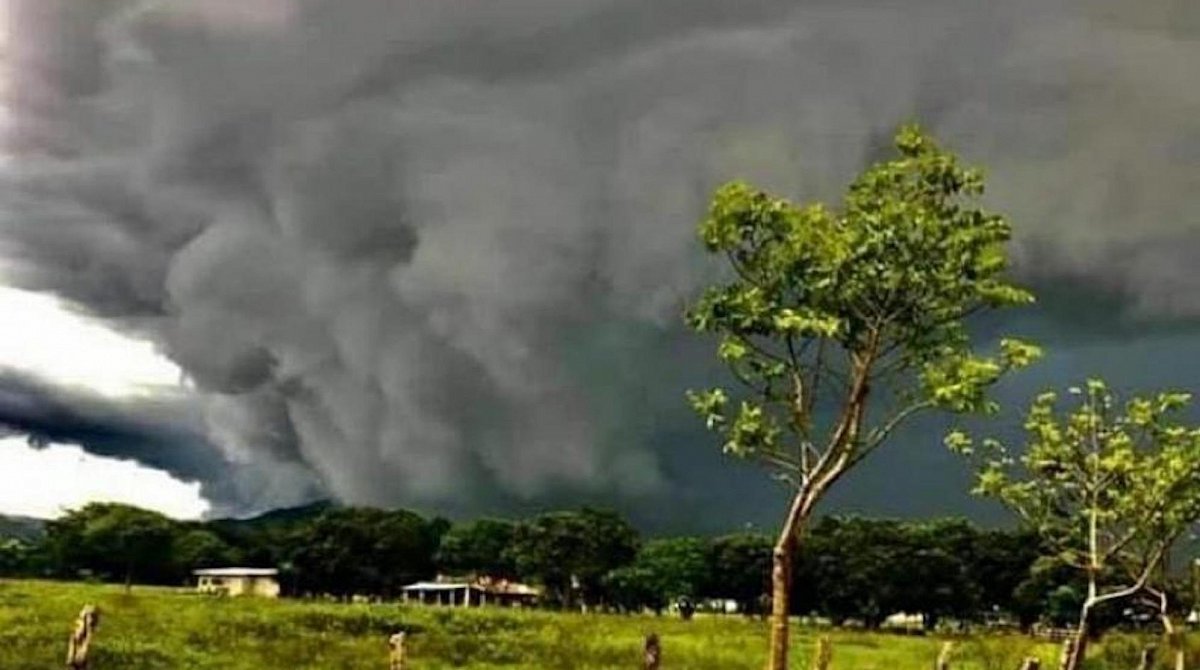 Ein grosser Sturm über Bäumen und Land in El Salvador.