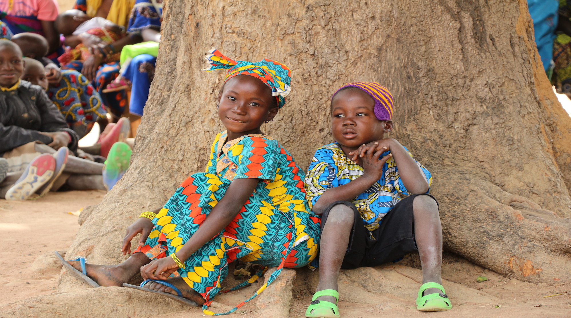 Zwei Kinder vor einem Baum in Mali