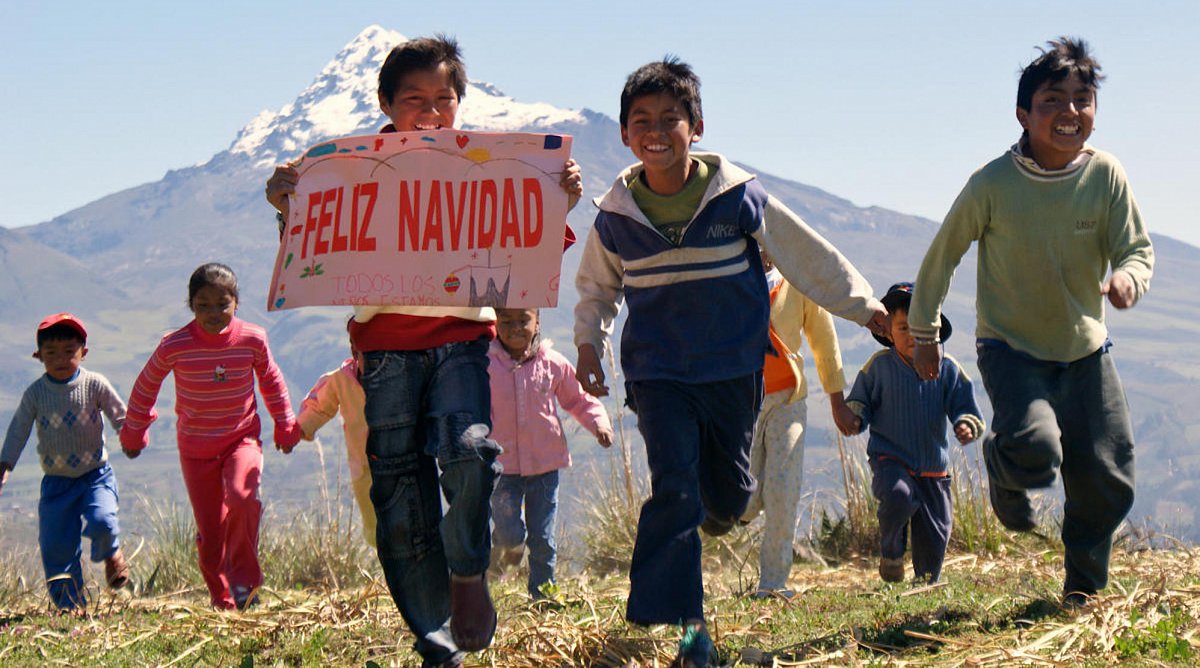 Kinder mit Banner zu Weihnachten in Ecuador