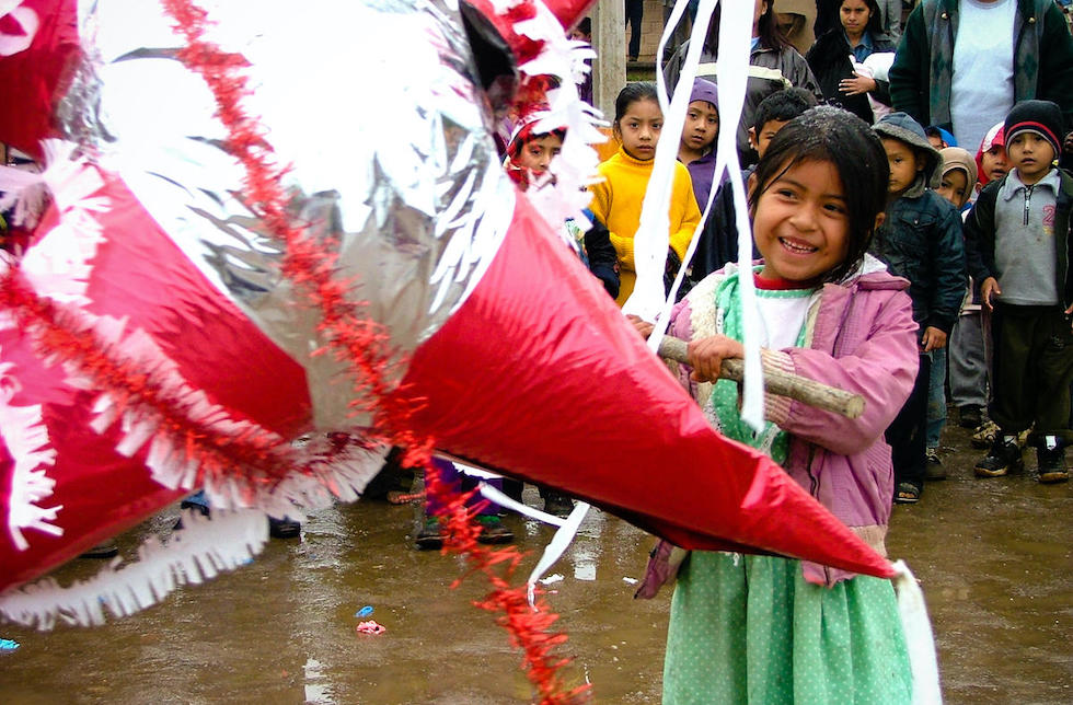 Mädchen mit einer Piñata in Mexiko.