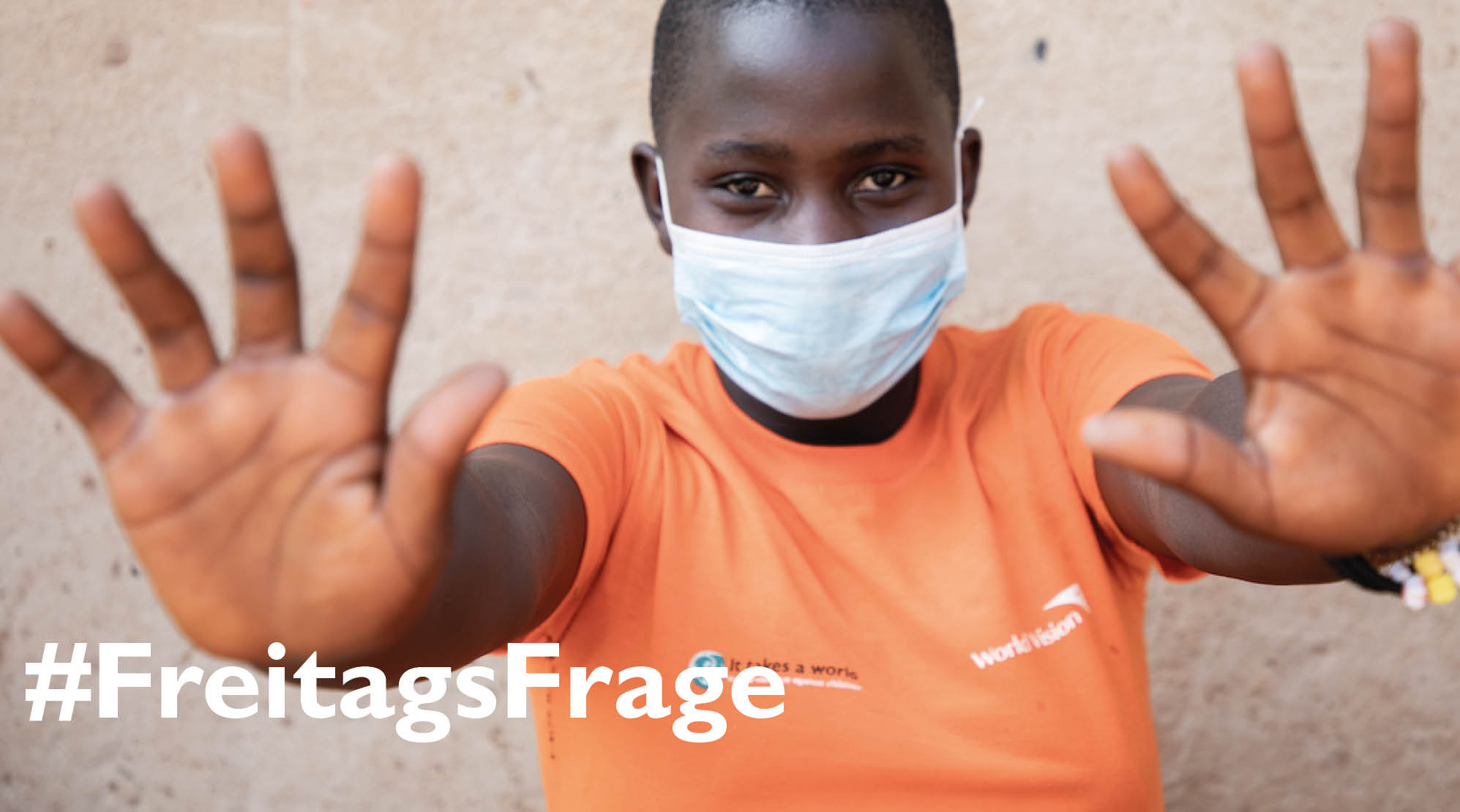 Uganda: Ein Mädchen mit Mund-Nasen-Schutz schützt sich vor COVID-19. Sie trägt ein T-Shirt von World Vision.
