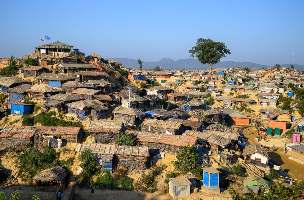 Das weltweit grösste Flüchtlingslager Cox’s Bazar mit einer Verteilstation von World Vision.