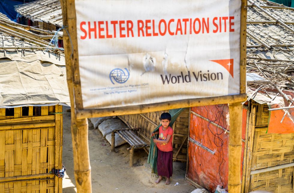 Ein geflüchtetes Rohingyakind vor von World Vision bereitgestellten Unterkünften
