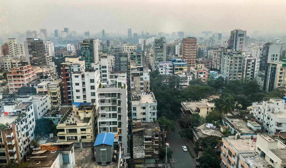 Bangladesch: Luftaufnahme von den Hochhäusern Dhakas. Über der Stadt liegt eine Dunstglocke.