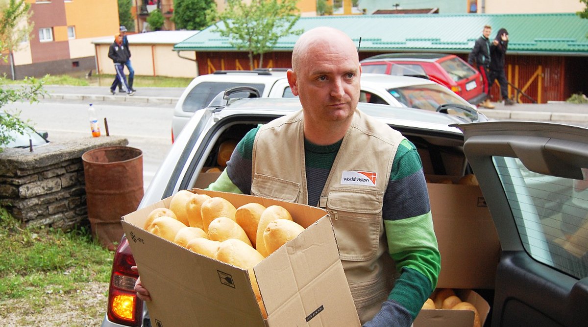 World Vision verteilt in Bosnien und Herzegowina Lebensmittel