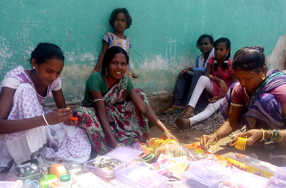 Indien: Eine Strassenverkäuferin bietet Schmucksachen zum Verkauf an