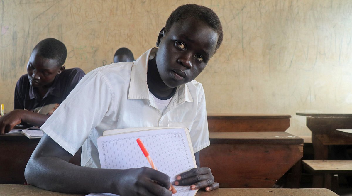 Südsudan: Eine Schülerin schreibt in ihr Schulheft.