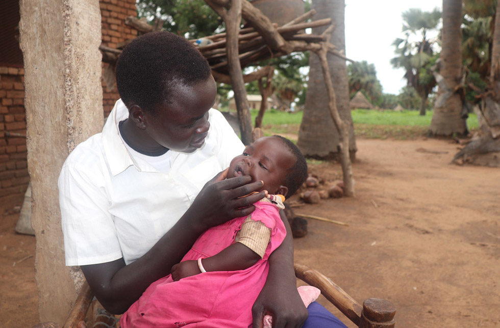 Südsudan: Eine junge Mutter hält ihr Kind in ihren Armen.